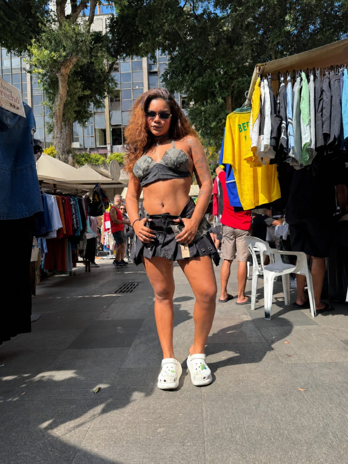 Look Alterego com short-saia jeans e top de ilhós
