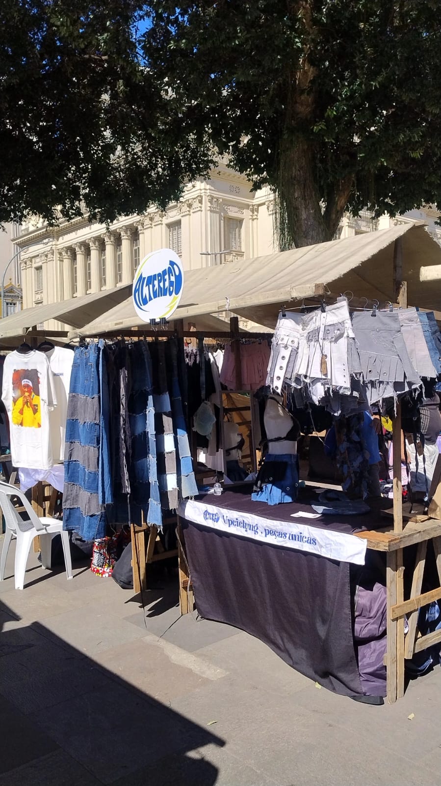 Arara de peças upcycling da Alterego na feira