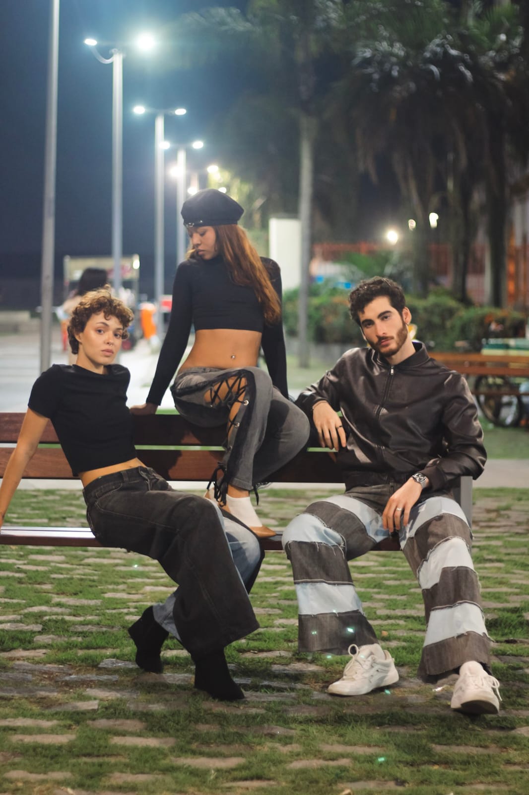 Editorial Inverno Alterego — três pessoas em banco no Aterro à noite