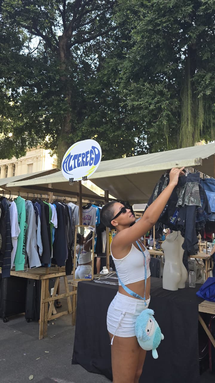 Bruna Tavoli na banca da Alterego em feira no Rio de Janeiro