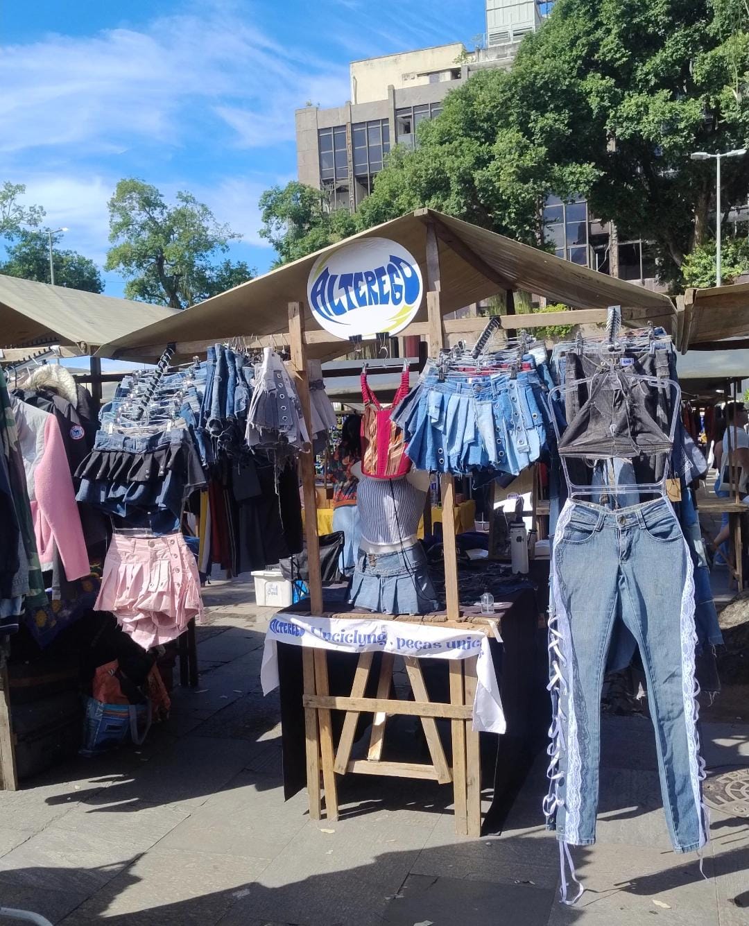 Arara com shorts e calças de jeans upcycling feitos à mão