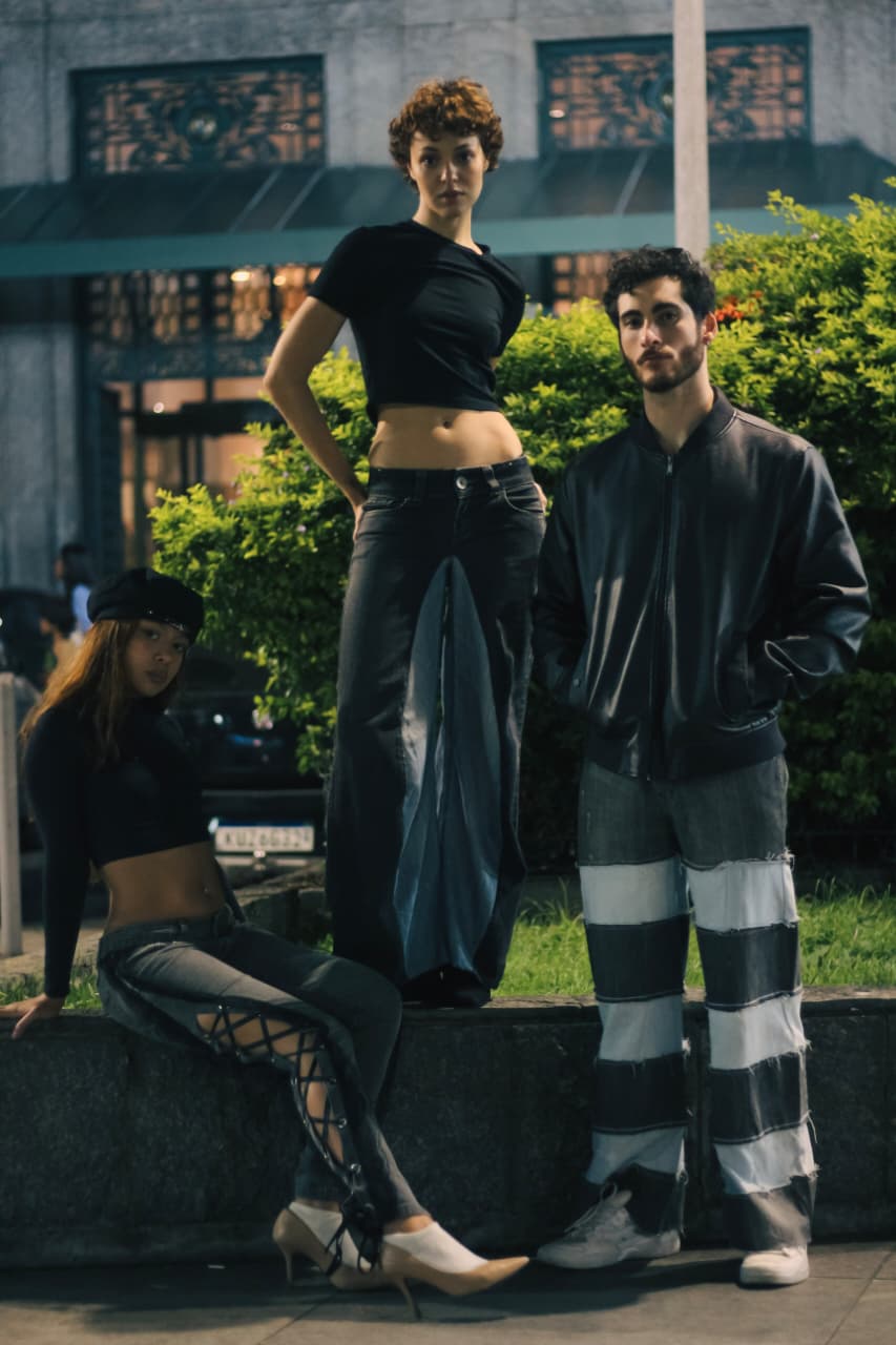 Calças de upcycling Alterego em editorial noturno